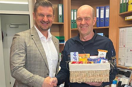 Bürgermeister Christian Penn überreicht Geschenk an Postenkommandant Franz Mitter